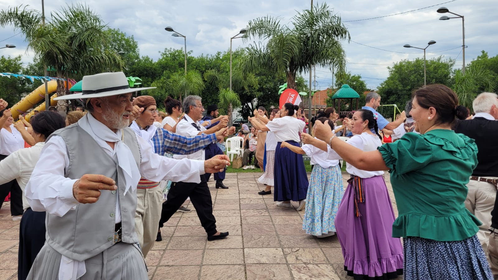 Con el fin de promover la cultura popular, el ciclo municipal "Domingos de Peña" continúa recorriendo el distrito para el disfrute de la comunidad